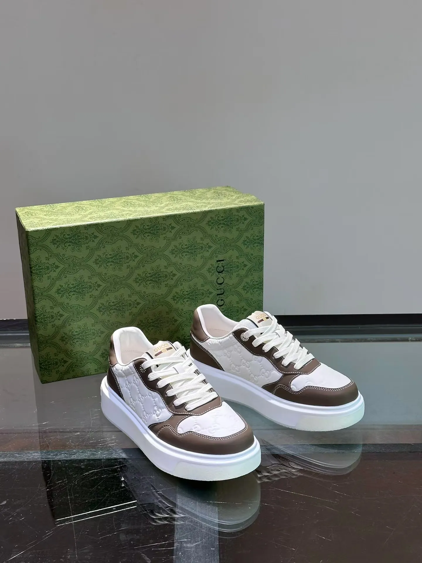P440 new men's shoes GUCCI [Lightning] latest shoes are shipped. Original quality, fashionable, made of special materials, sheepskin lining, brand new packaging. The foot feels super comfortable and the workmanship is impeccable. Size: Male 38-45.